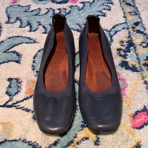Ballet slipper style with a slight wedge. Color is a dark navy.
